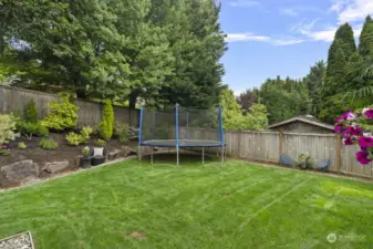 Large backyard. Bothell for Sale. Amber Ridge. Kat Hartnell Engel and Voelkers Seattle Eastside.