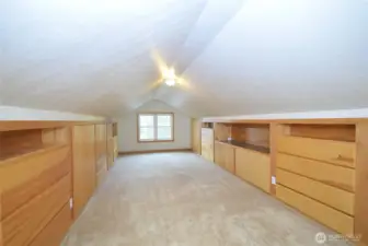 2nd upstairs rom with storage
