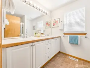 - With large ensuite, including double sinks, yay!