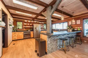 Kitchen with breakfast bar
