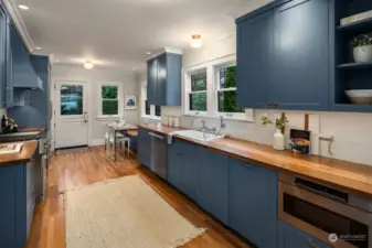 Spacious Kitchen - Maple Cabinetry