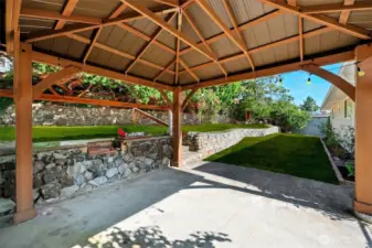 Great spot to entertain & dine under the gazebo!