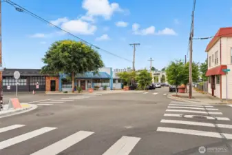 blocks from quaint downtown Manette restaurants, shops & amenities!