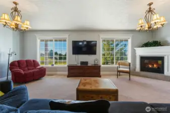 Large Bonus / Sitting Room