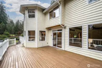 Multiple decks for entertaining, bbq and more (has gas hook-up)
