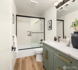 Additional full bath on main serves 2 additional bedrooms.