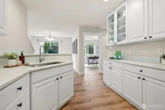Smart kitchen layout - good storage and plenty of counterspace.