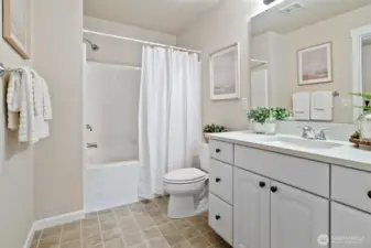 Full bath on main.