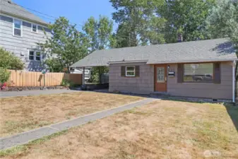 Conveniently located with quick access to shopping, restaurants, and I-5.