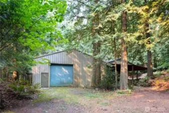 Large Detached Building with Endless Potential