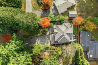 Located down a private drive, the house is very private. Situated in the Highlands neighborhood, this home is walking distance to the Kirkland Corridor Trail. Easy access to the 405, tech cooridor and DT Kirkland. Lk WA schools including Peter Kirk Elementary.