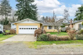 Additional parking parallel to the front yard and street.