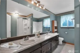 Full hall bath on main is a 5pc bath with jetted tub!