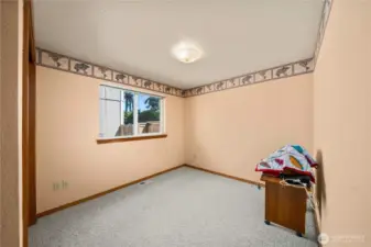 Secondary bedroom.