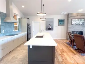 Small eating bar at the end of the island quart countertop.