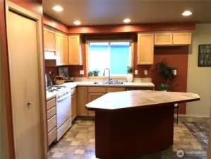 Eating bar in kitchen