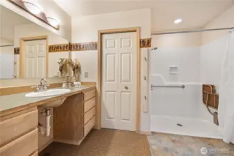 Bathroom off of en-suite bedroom