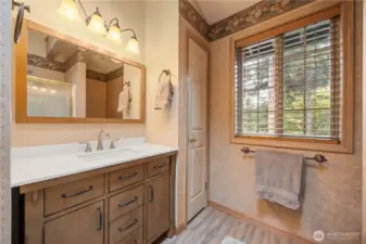 3/4 bathroom off of en-suite