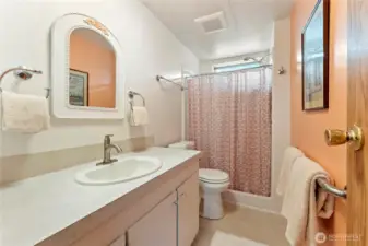 Guest 3/4 bath.  Clean and well-maintained!