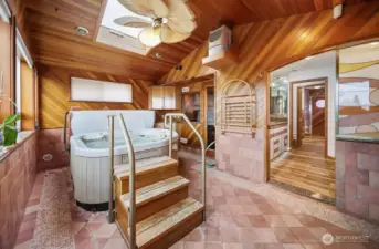 Hot tub, sauna & heated towel rack