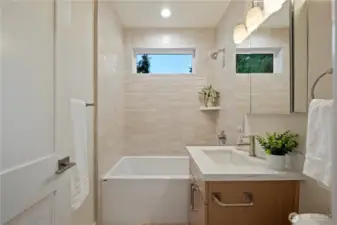 Full bath in the hallway.