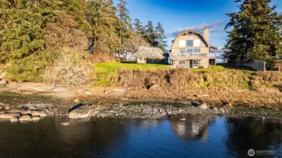 Spend your days boating, birding, and beach combing from this low bank waterfront home on Lopez Island's Shoal Bay
