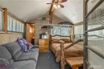 Studio Cabin with bedroom, electric fireplace, 3/4 bath & microwave!