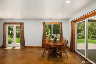 MIL dining room with separate entrance. The lower level has  it's own electrical panel.
