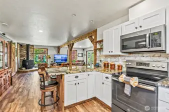 Eating peninsula, efficient and eye-pleasing...