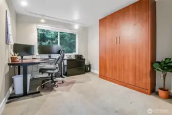 Guest Rm/Office w/pull down Murphy Bed!