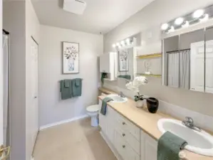 Hall Bath with 2 Sinks