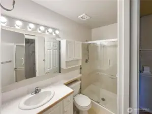 Primary En-suite Bath