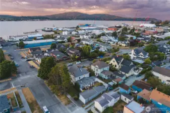 Nestled on the corner of 5th and M, this stately home offers the best of Old Town Anacortes. Close to the waterfront, boutiques, restaurants, parks, library and marina.