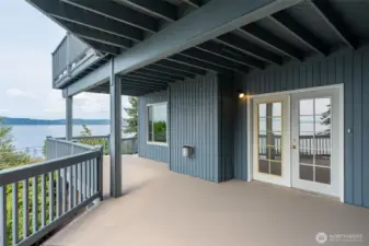 French doors can be a main entrance for bottom unit.