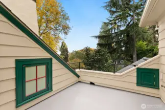 From the rooftop deck, you feel immersed in the trees.  Its a perfect size for morning coffee, yoga or catching up on your reading.  Imagine being up here on a gorgeous, warm, Northwest summer evening.