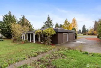 Covered side area to enjoy the fall foliage