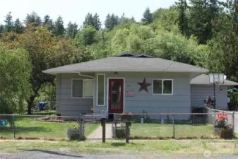 4 bed 2 bath private oasis on creek