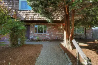 Entry with sidewalk