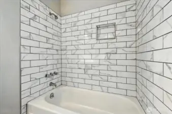 Main Bathroom Bath/Shower