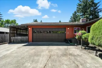 Garage/Carport