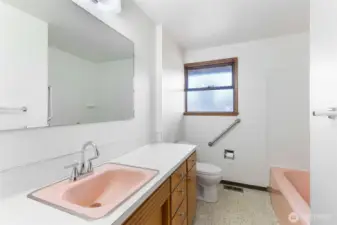 Upstairs full bathroom.