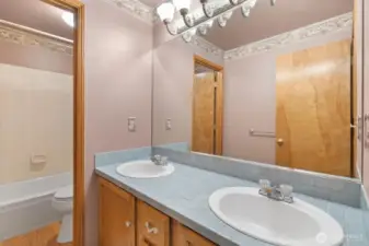 ANOTHER APPEALING FULL BATHROOM UPSTAIRS HAS IT ALL, PERFECT FOR FAMILY AND GUESTS.