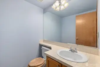 IDEAL HALF BATH DOWNSTAIRS – PERFECT FOR GUESTS.