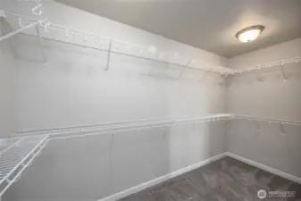 Another view for you to imagine all your clothes nicely organized in this huge closet