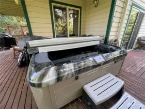 Newer hot tub with easy-off cover on main level stays.