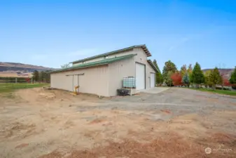 2880 sqft shop with 3 horse stalls