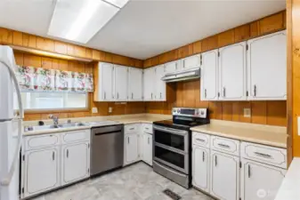 Kitchen w/ newer appliances in the Manufactured Home