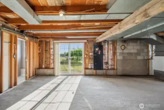Rec area in basement w/ample natural light