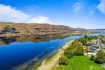A unique waterfront community just 5–10 minutes from The Gorge Amphitheatre and Cave B Estate Winery, offering unmatched summer concert experiences and scenic vineyard outings