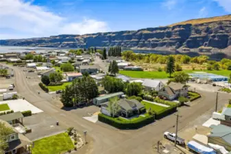 Desirable location & amenities: Sunland Estates’ proximity to The Gorge Amphitheatre, boat launch, pool, and wineries drives revenue—especially during concert season and summer peaks
